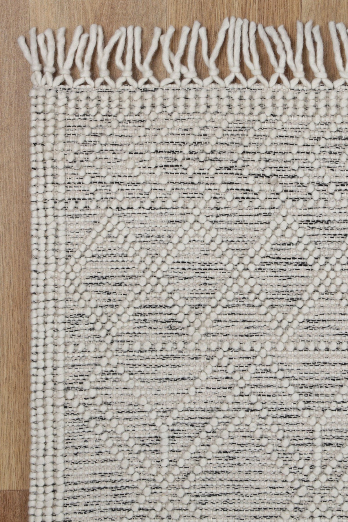 Perla Ava White Black Rug